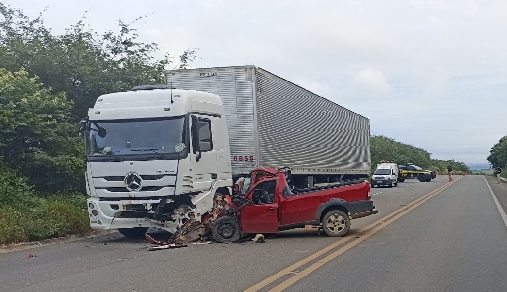 O veículo ficou destruído