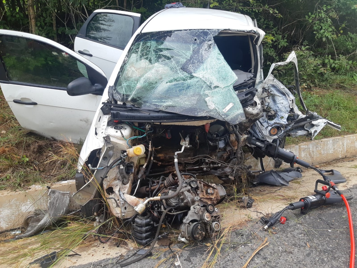 O veículo ficou totalmente destruído