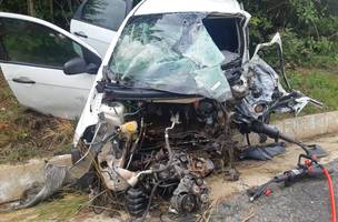 O veículo ficou totalmente destruído (Foto: Reprodução/ PRF)