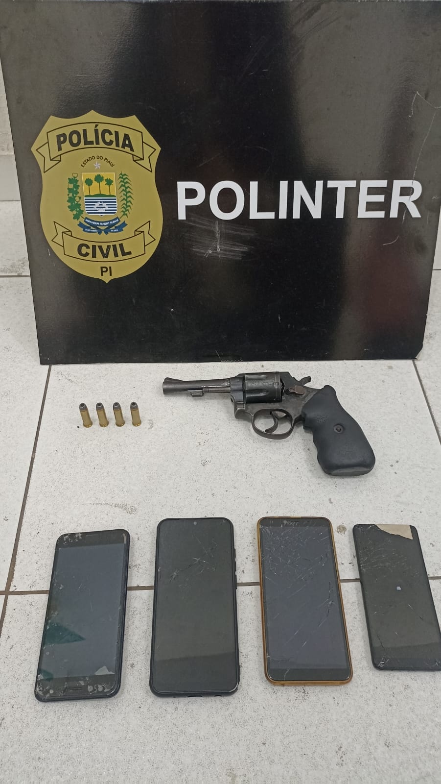 Objetos apreendidos durante operação
