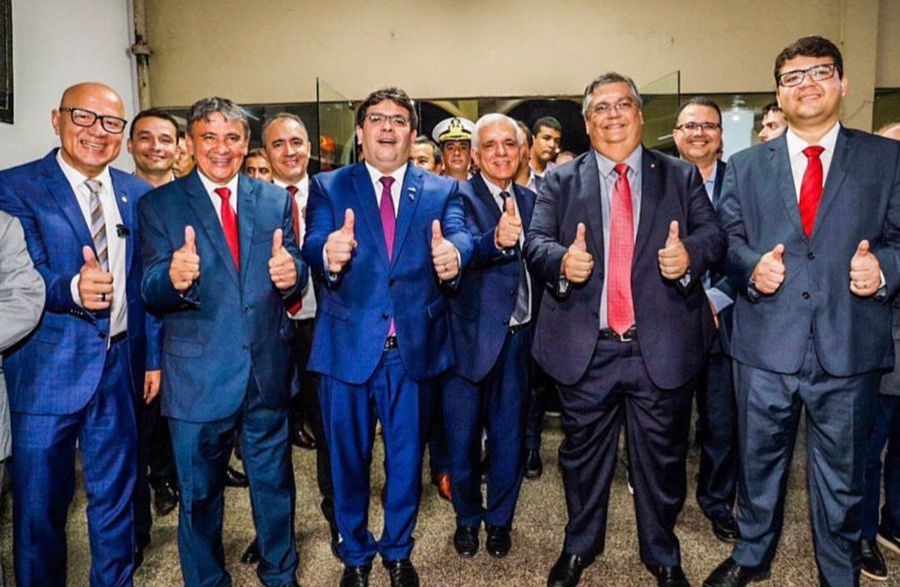 Olha aqui todos sorridentes, com polegar pra cima: eles prometem acabar a criminalidade que permitiram durante seus governos no Piauí e Maranhão.