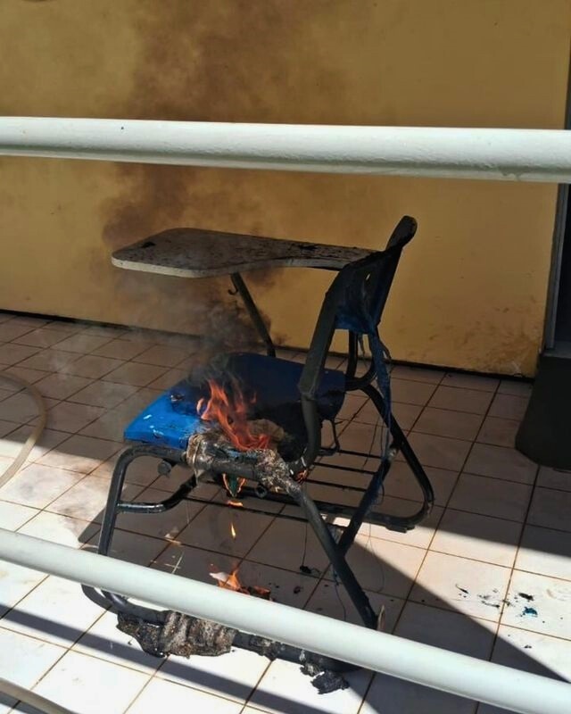 Parte da mobília no local também foi atingida pelo fogo