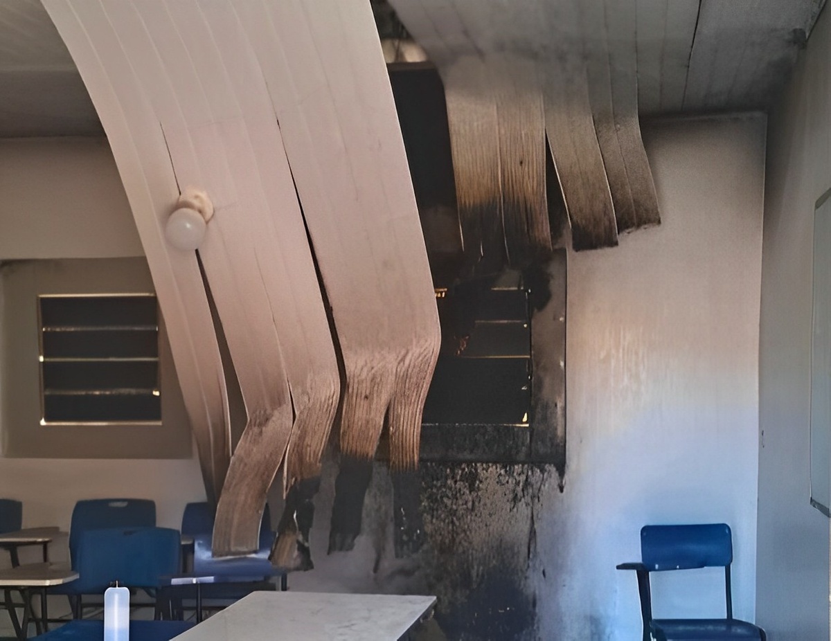 Partes do teto e do forro da sala de aula foram danificados