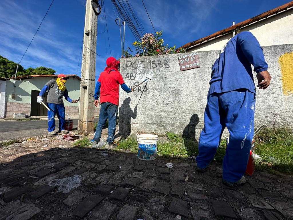 Polícia Civil apaga pichações de demarcação de território