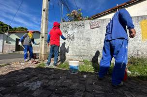 Polícia Civil apaga pichações de demarcação de território (Foto: Polícia Civil)