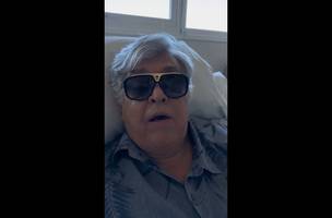Por vídeo, o cantor tranquilizou os fãs a respeito do seu estado de saúde (Foto: Reprodução)