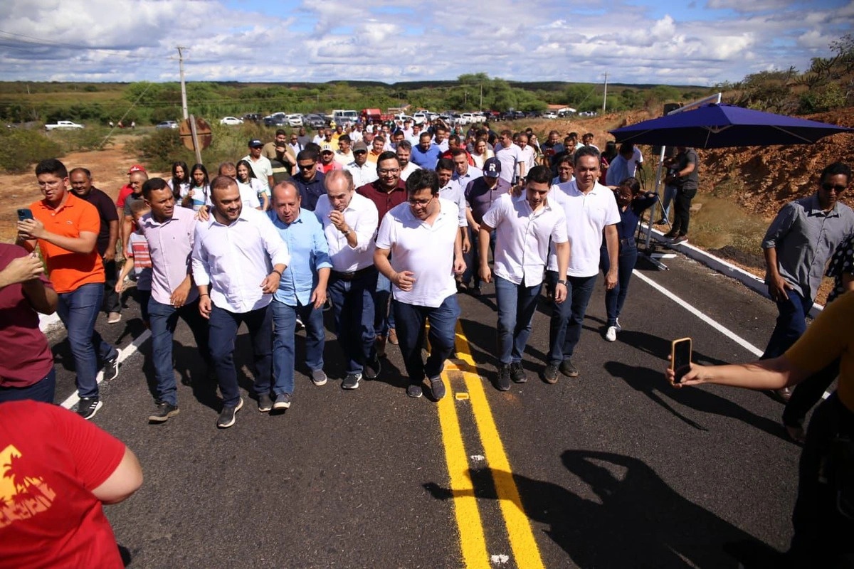 Rafael Fonteles inaugurando estrada no interior