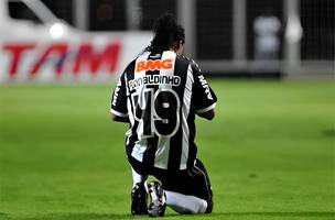 Ronaldinho Gaúcho em campo pelo Atlético - MG (Foto: Reprodução)
