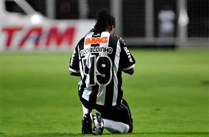 Ronaldinho Gaúcho em campo pelo Atlético - MG (Foto: Reprodução)