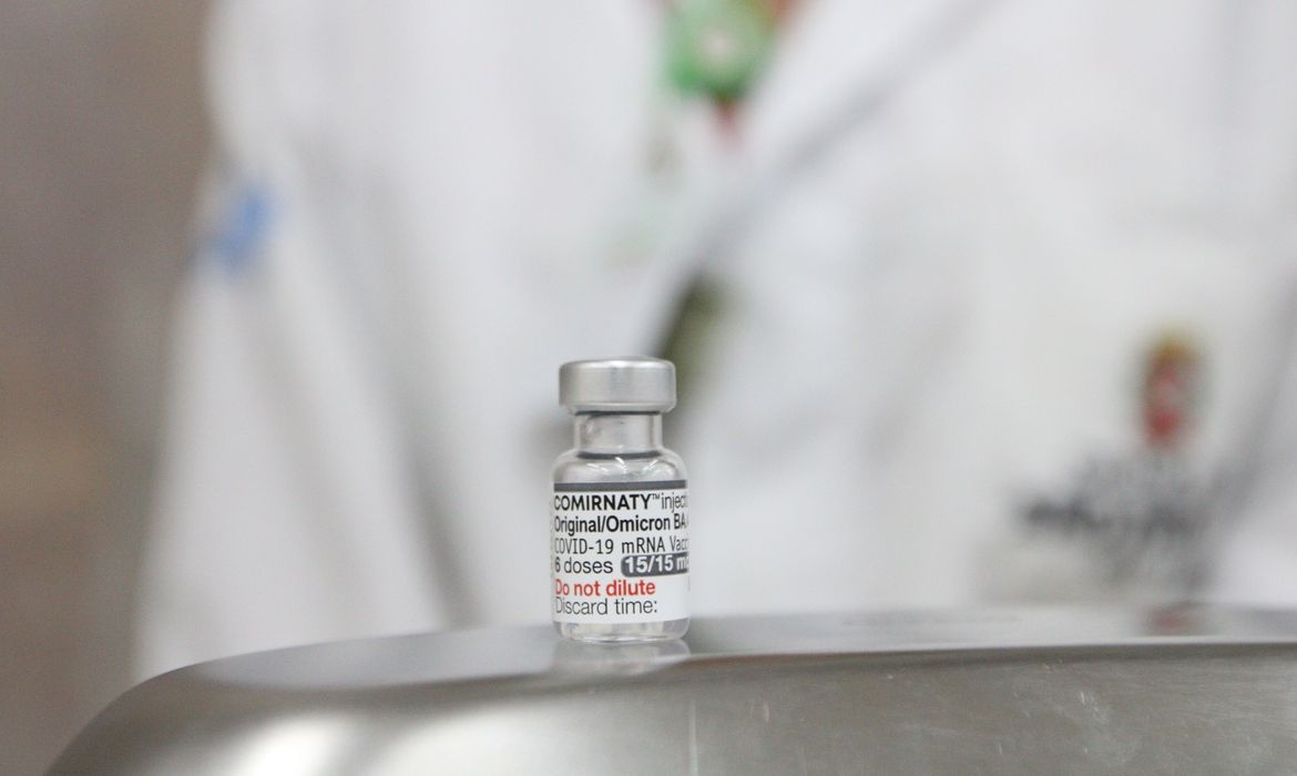 Vacina está disponível a maiores de 18 anos, que já tomaram duas doses