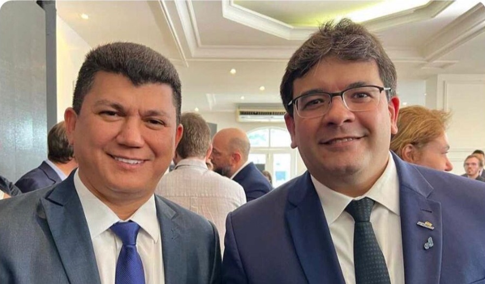 Vieira, ex-prefeito de Cocal insinua aí nessa foto o apoio do camarada ao lado. Já está criando ciúmes e raiva
