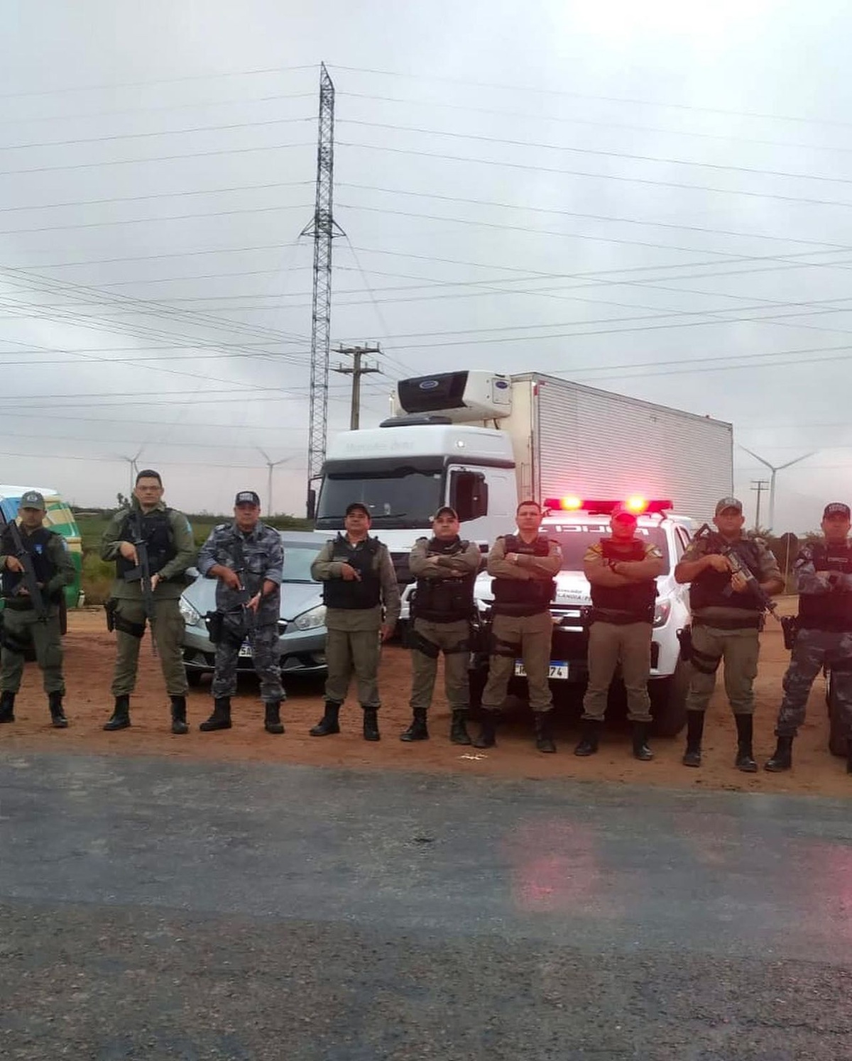 A ação resultou na apreensão de 2 carros, uma arma e um caminhão carregado de carne bovina