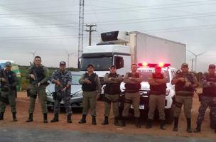 A ação resultou na apreensão de 2 carros, uma arma e um caminhão carregado de carne bovina (Foto: Reprodução)