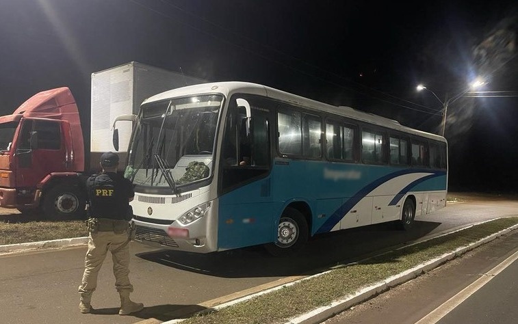 A Polícia Rodoviária Federal (PRF) disse que o veículo tinha restrição judicial.