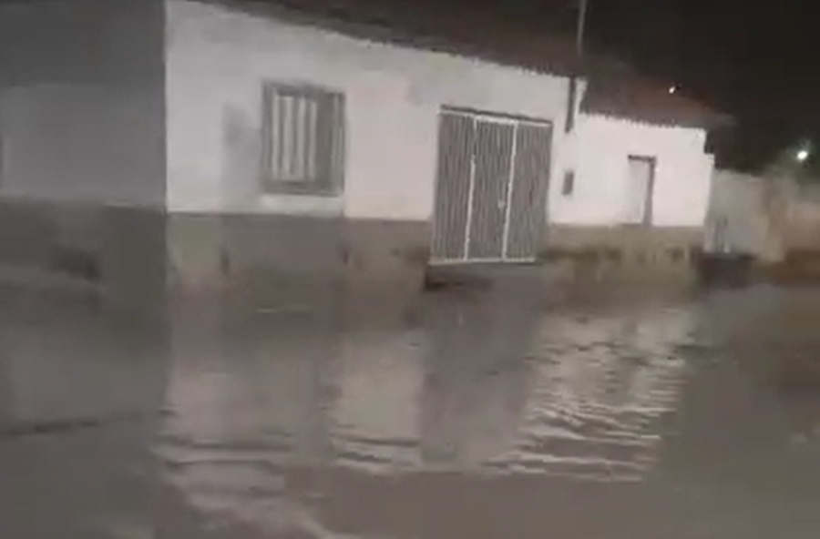 A rua ficou totalmente alagada