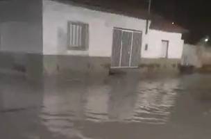 A rua ficou totalmente alagada (Foto: Reprodução)