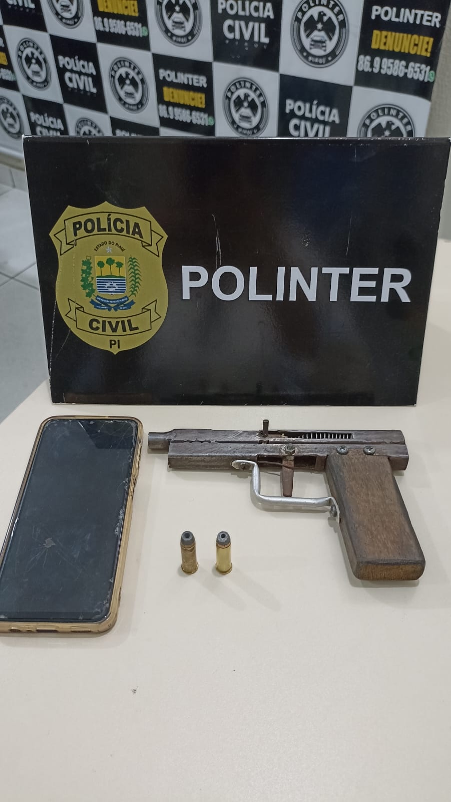 Arma artesanal encontrada com um dos suspeitos
