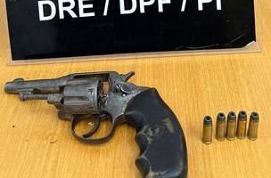 Arma encontrada na residência do suspeito (Foto: PF)