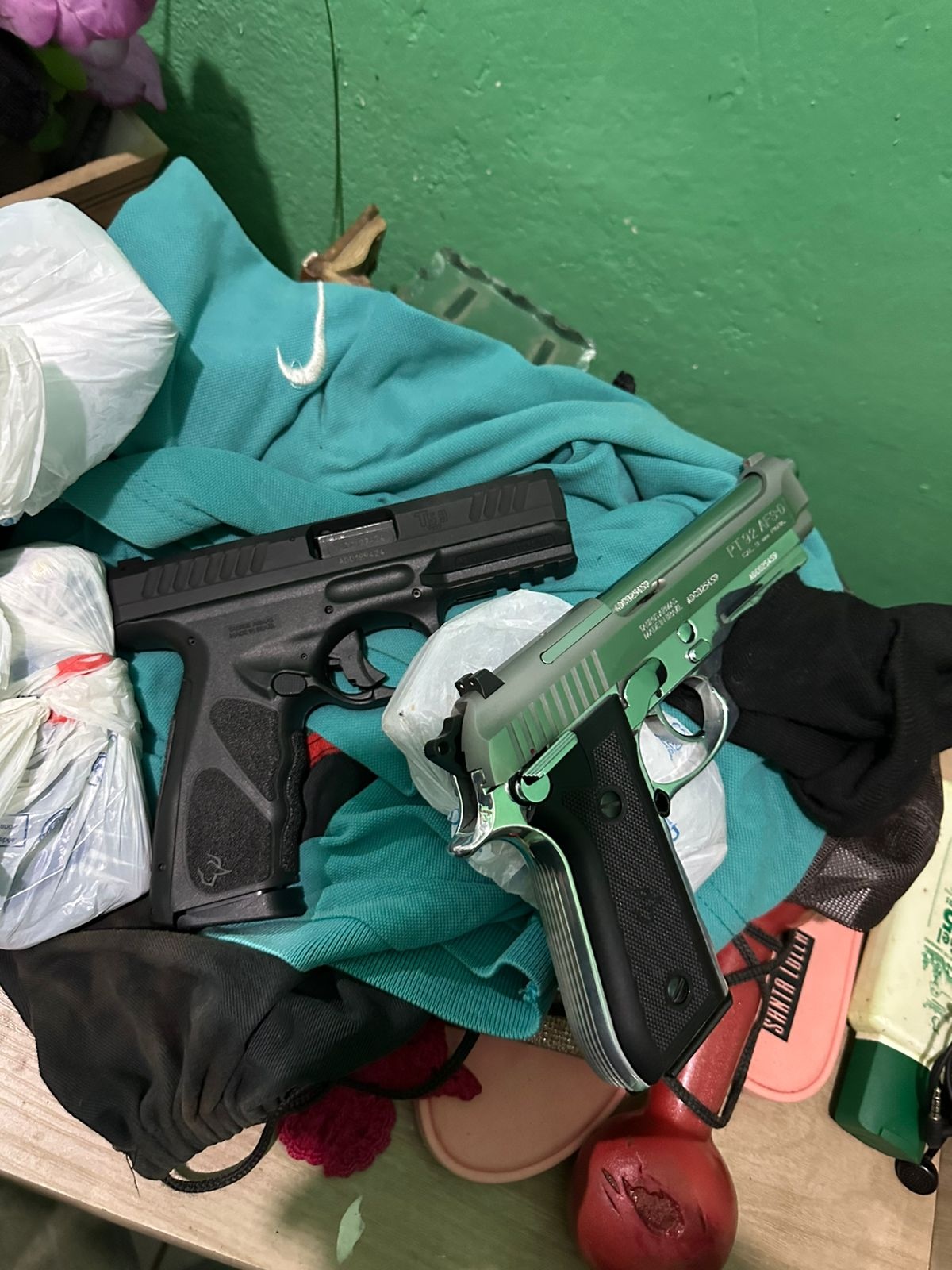 Armas de fogo também estavam entre os itens apreendidos
