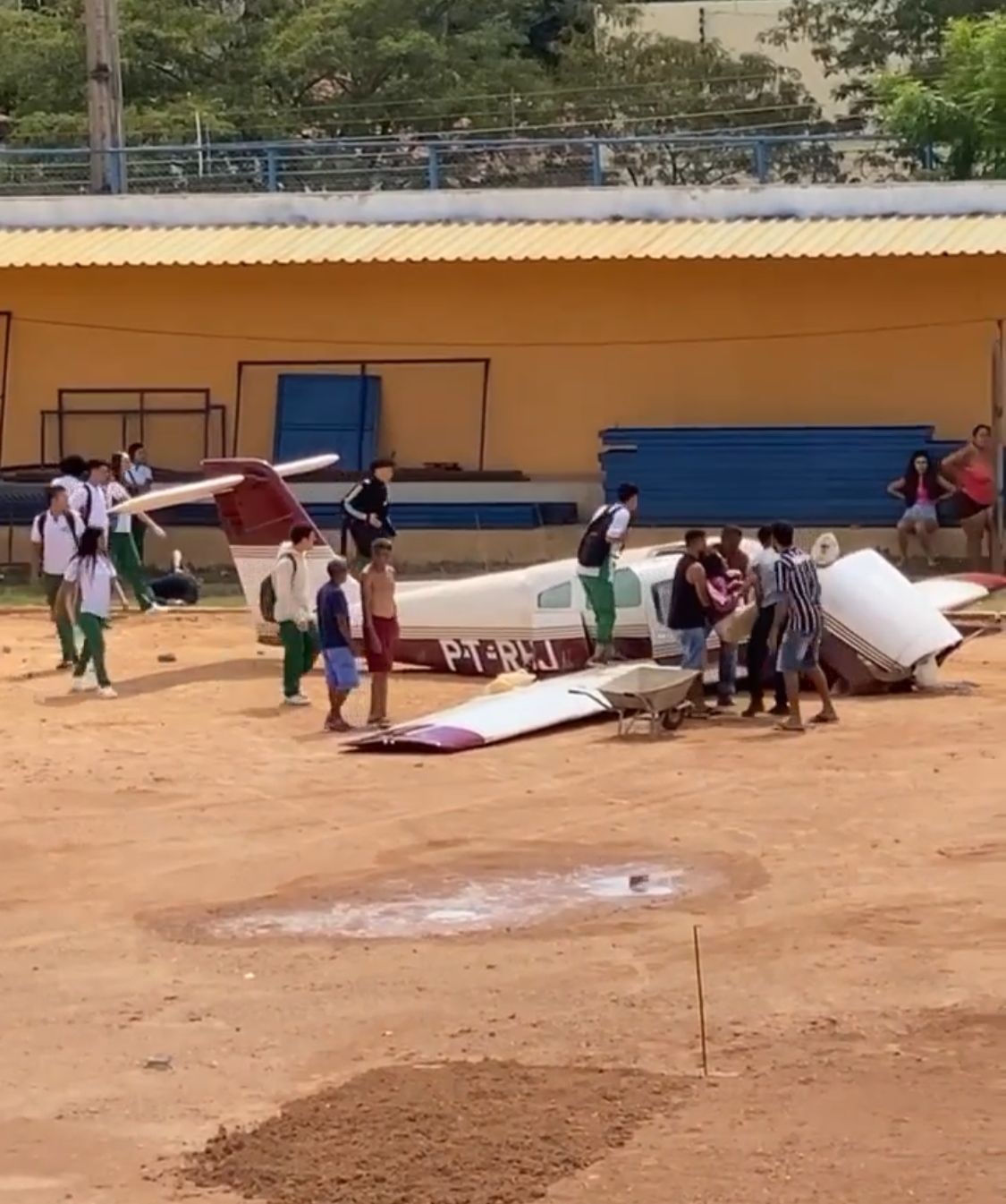 Avião cai em campo de futebol