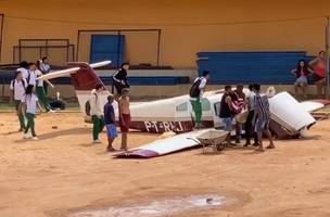 Avião cai em campo de futebol (Foto: Reprodução)