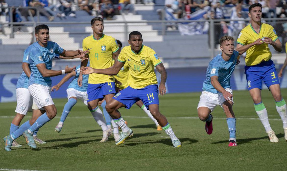 Brasil perde para Argentina e cai pra sexto na classificação das