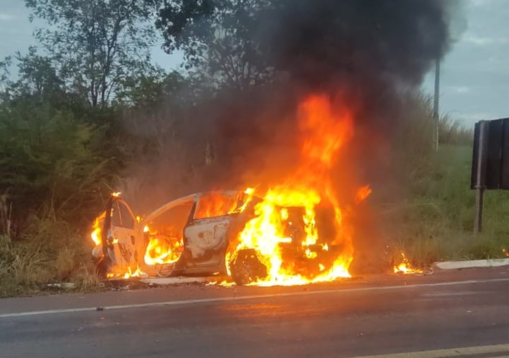 Carro sai da pista e entra em chamas na cidade de Piripiri