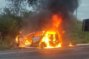 Carro sai da pista e entra em chamas na cidade de Piripiri (Foto: PRF/Divulgação)