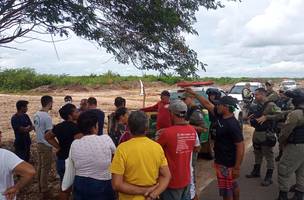 Comandante da Polícia Militar intervém em conflito entre invasores e proprietários de terras na praia de Barra Grande (Foto: Polícia Militar)