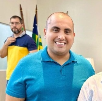 Deputado Georgiano de cabeça raspada
