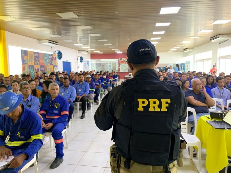 Durante a campanha os policiais realizaram diversas ações educativas