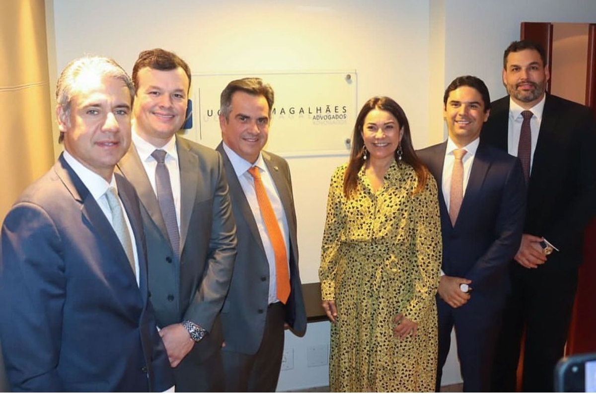 Eduardo Uchoa, Alexandre Magalhães e Gustavo Uchoa com políticos em seu novo escritório em Brasília