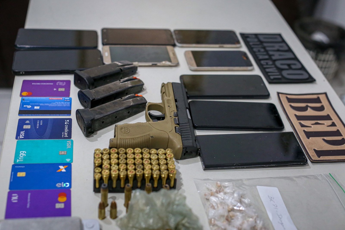 Entre os materiais apreendidos estava uma pistola da Polícia Militar