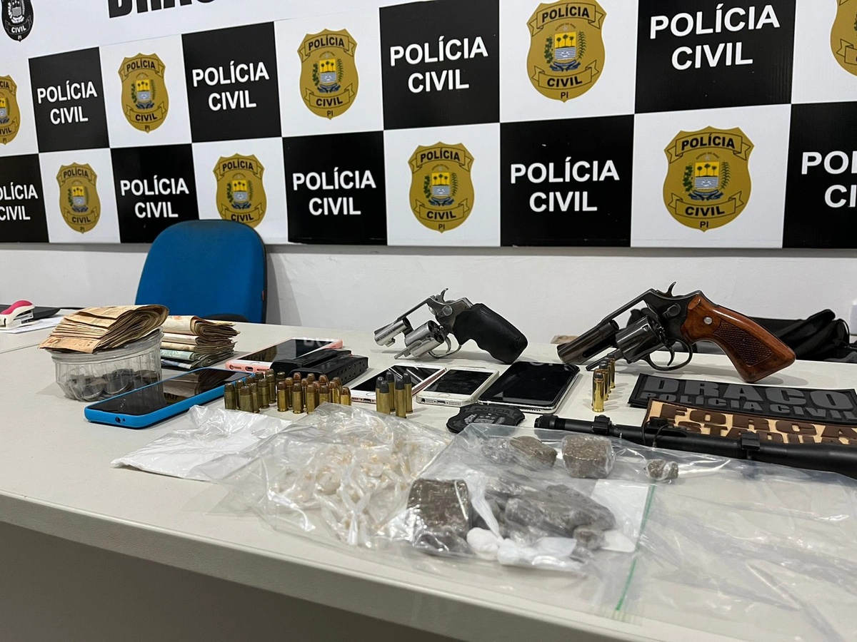 Entre os materiais apreendidos, há principalmente armas de fogo e dinheiro