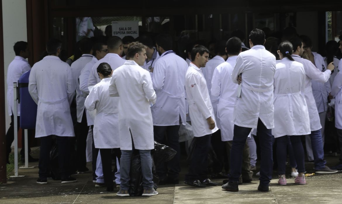 Exame avalia habilidades de médicos formados no exterior