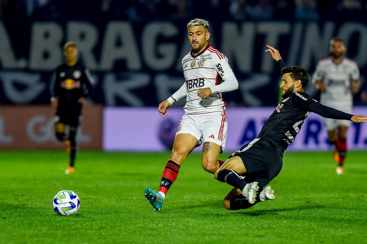 Flamengo sofre goleada de 4 a 0 contra o Bragantino em partida desastrosa