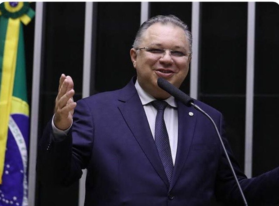 Florentino, aqui na Câmara, na hora do plenário vazio, de poucos deputados, fingindo que está discursando.
