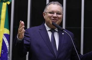 Florentino, aqui na Câmara, na hora do plenário vazio, de poucos deputados, fingindo que está discursando. (Foto: Reprodução)