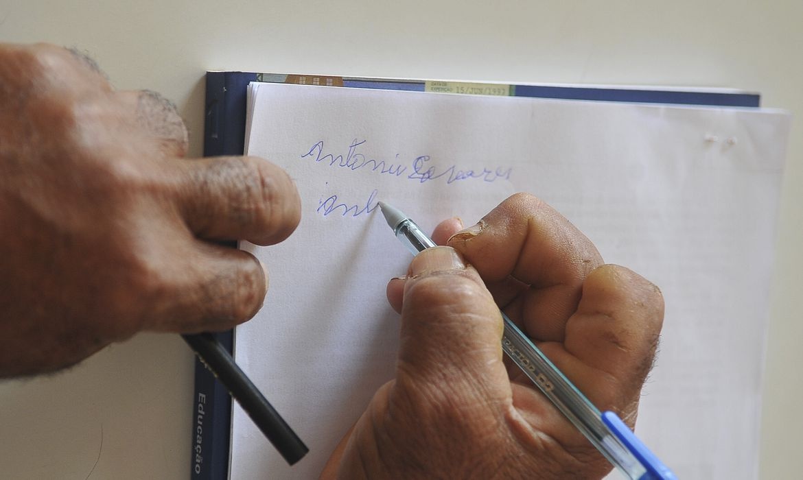 Houve redução no percentual, mas o Piauí segue líder na taxa de analfabetismo do país