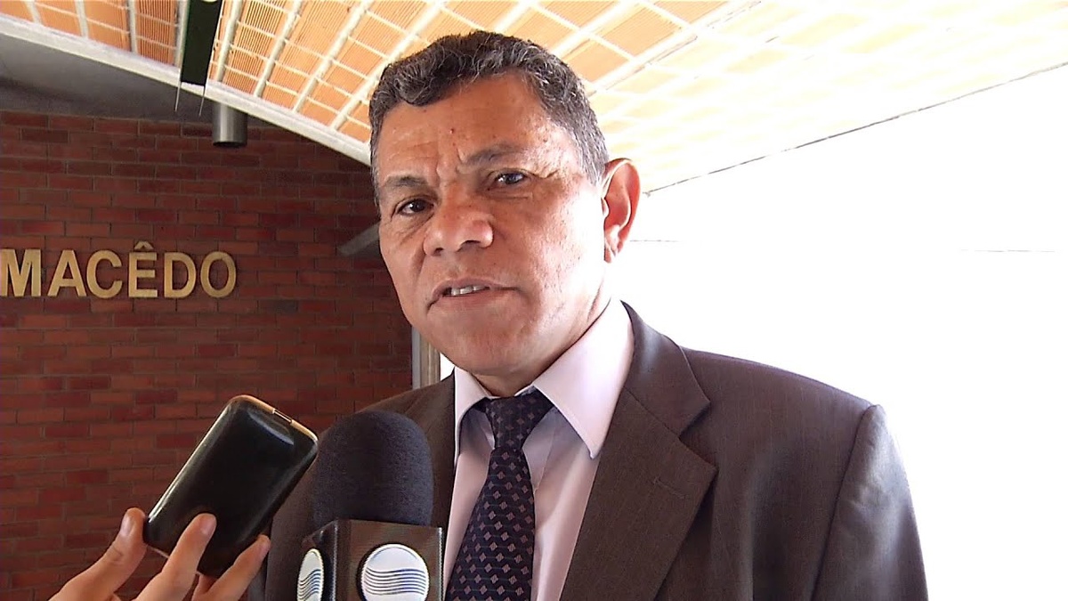 João de Deus estava sem nada no governo. Pegou uma boquinha de 5o escalão na Secretaria de Educação