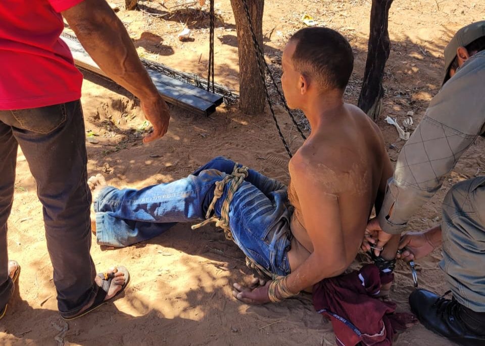Moradores amarraram o homem até a chegada da polícia