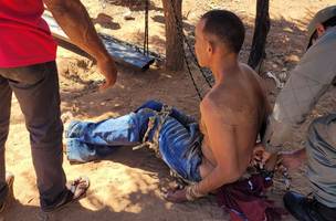 Moradores amarraram o homem até a chegada da polícia (Foto: PM)