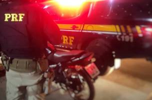O condutor e a motocicleta foram levados à delegacia de Picos para os procedimentos cabíveis (Foto: PRF)