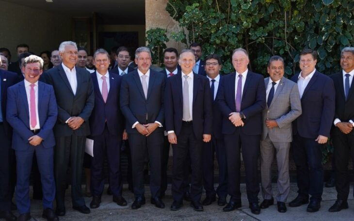 O encontro contou com a presença de governadores estaduais, parlamentares e representantes do Governo Federal responsáveis pela reforma do sistema tributário nacional.