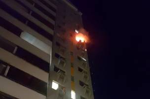 O fogo se alastrou por todo o apartamento (Foto: Reprodução)