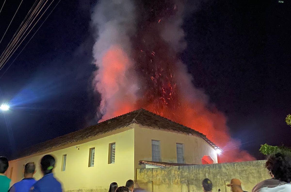 O incêndio destruiu parte dos documentos e do mobiliário da escola