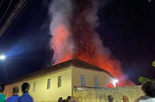 O incêndio destruiu parte dos documentos e do mobiliário da escola (Foto: Reprodução)