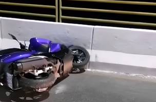 O motociclista foi lançado do veículo por cima da mureta de proteção da ponte (Foto: Reprodução)