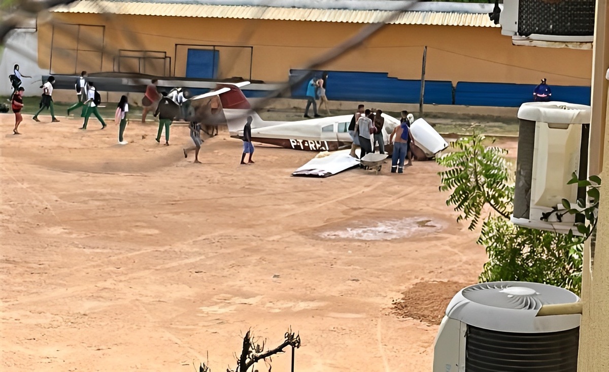 O piloto precisou fazer um pouso de emergência no campo do Bariri, na Vila Operária