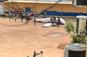 O piloto precisou fazer um pouso de emergência no campo do Bariri, na Vila Operária (Foto: Reprodução)